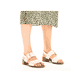 Beige Rieker Riemchensandaletten 62663-60 mit trendigen Schnalle. Schuh am Fuß.