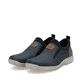 Blaue Rieker Herren Slipper 03555-14 mit modernen Ziernähten sowie Gummizug. Schuhpaar seitlich schräg.