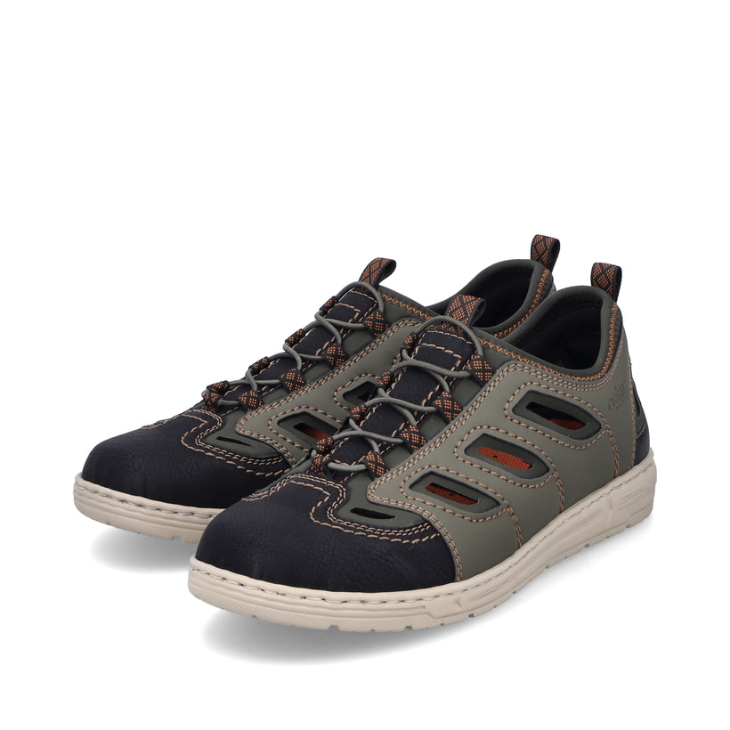 Grüne Rieker Herren Slipper 08665-54 mit Gummischnürung sowie Ziernähten. Schuhpaar seitlich schräg.