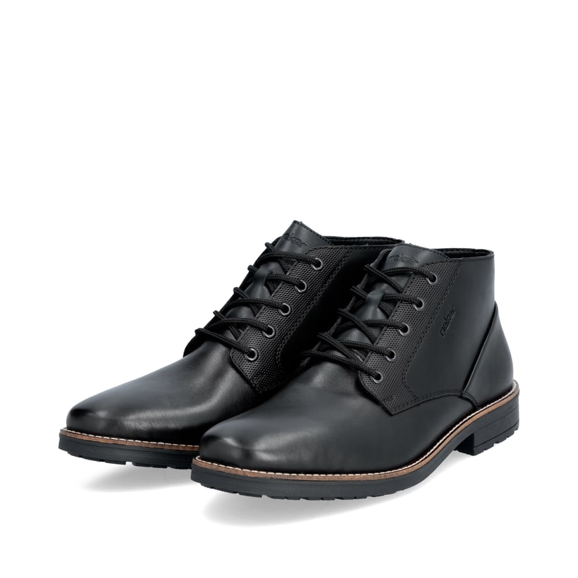 Carbonschwarze Rieker Herren Schnürstiefel 33207-00 mit einer Schnürung. Schuhpaar seitlich schräg.