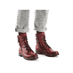 Apfelrote Rieker Damen Schnürstiefel 72212-35 mit einem Reißverschluss. Schuh am Fuß.