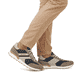 Braune Rieker Herren Sneaker Low U0301-64 mit einer griffigen und leichten Sohle. Schuh am Fuß.