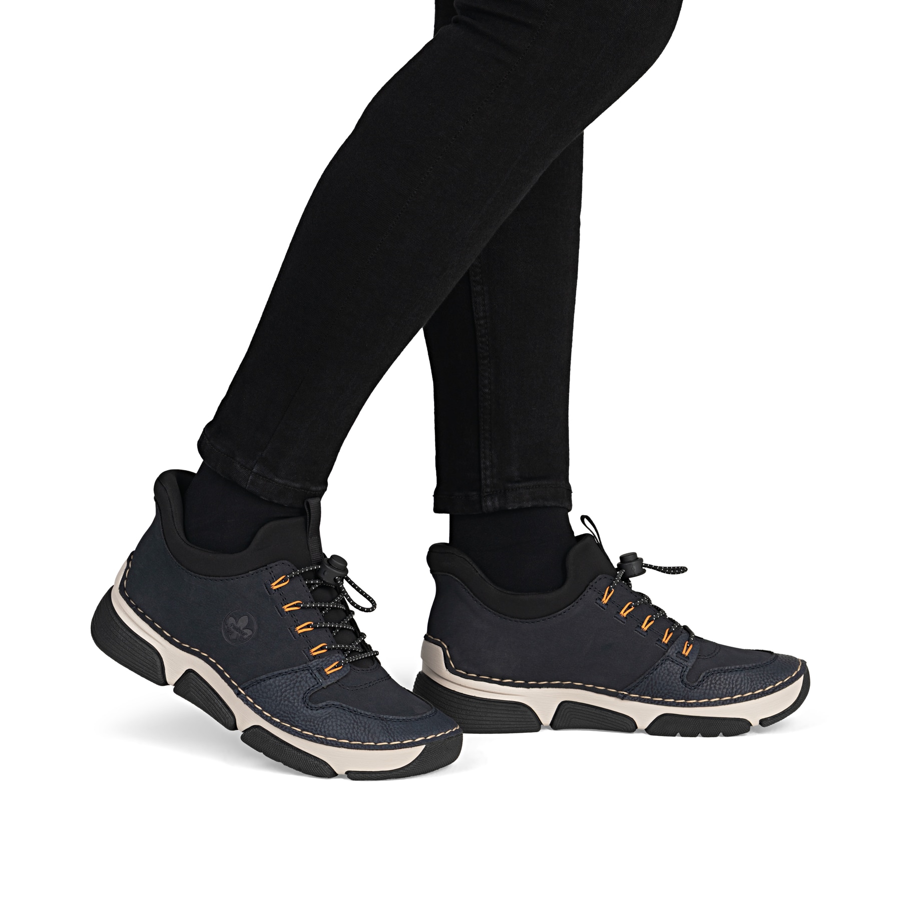 Dunkelblaue Rieker Damen Slipper 45963-14 mit easy Hineinschlüpf-Möglichkeit. Schuh am Fuß.