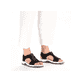 Tiefschwarze Rieker Damen Trekkingsandalen 68864-00 mit einem Reißverschluss. Schuh am Fuß.