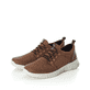 Braune Rieker Herren Slipper B7588-24 mit Gummizug sowie der Komfortweite G 1/2. Schuhpaar seitlich schräg.