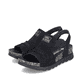 Schwarze Rieker Damen Riemchensandalen 64463-01 mit einem Elastikeinsatz. Schuhpaar seitlich schräg.