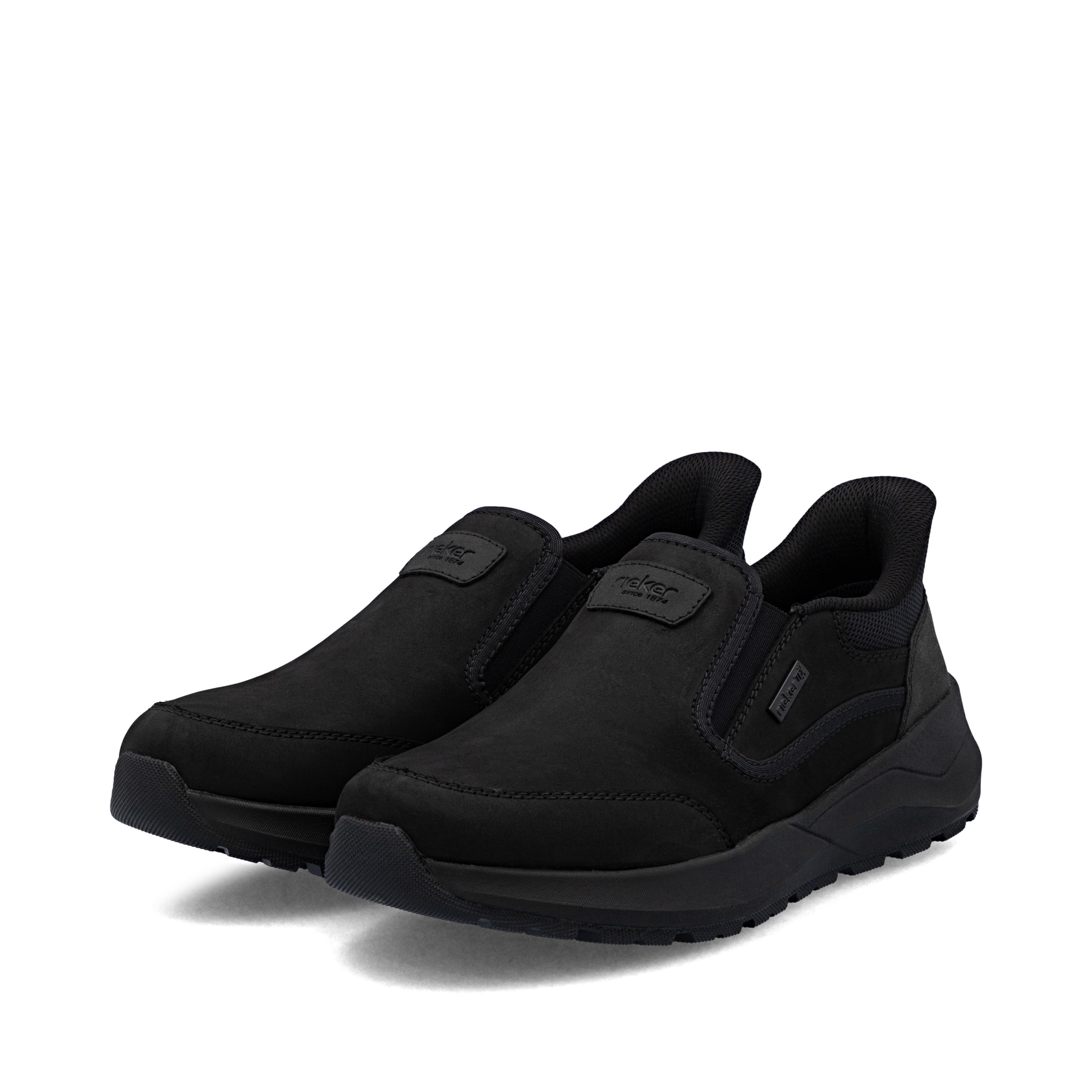 Schwarze Rieker Herren Slipper 06052-00 aus Rauleder. Schuhpaar seitlich schräg.