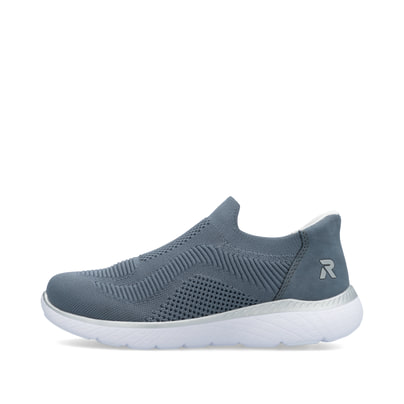 Blaue Rieker Damen Slipper M5072-10 mit Gummizug sowie einer ultraleichten Sohle. Schuh Außenseite.