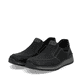 
Tiefschwarze Rieker Herren Slipper B9062-00 mit einer schockabsorbierenden Sohle. Schuhpaar schräg.