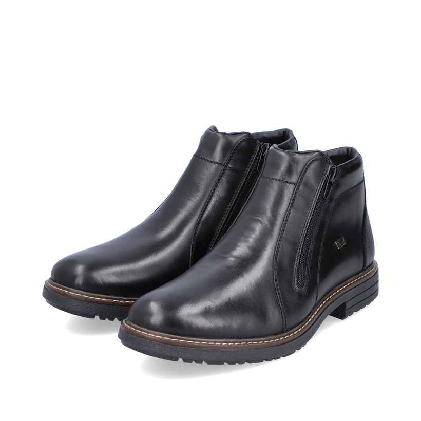 Schwarze Rieker Herren Kurzstiefel 33160-00 mit wasserabweisender TEX-Membran. Schuhpaar seitlich schräg.
