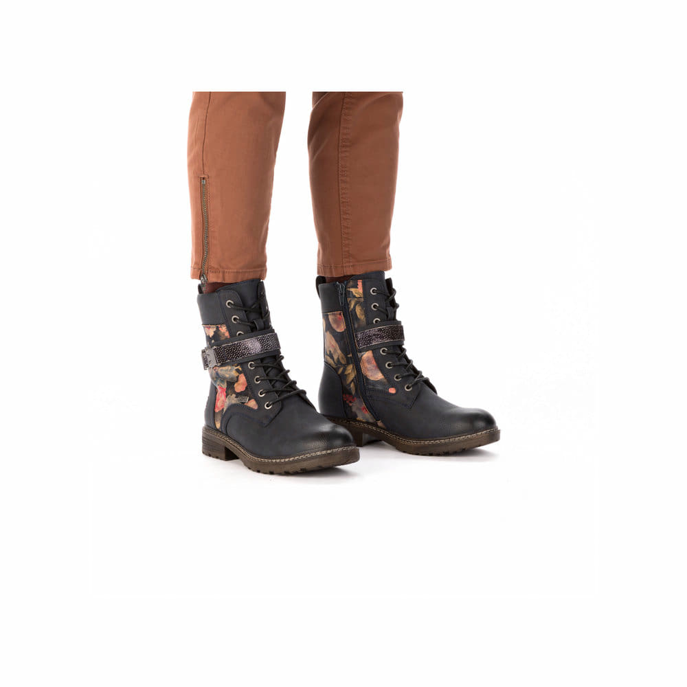 Blaue Rieker Damen Schnürstiefel 94722-14 mit wasserabweisender TEX-Membran. Schuh am Fuß.