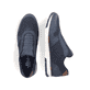 
Ozeanblaue Rieker Herren Slipper B2052-14 mit Elastikeinsatz sowie einer Profilsohle. Schuhpaar von oben.