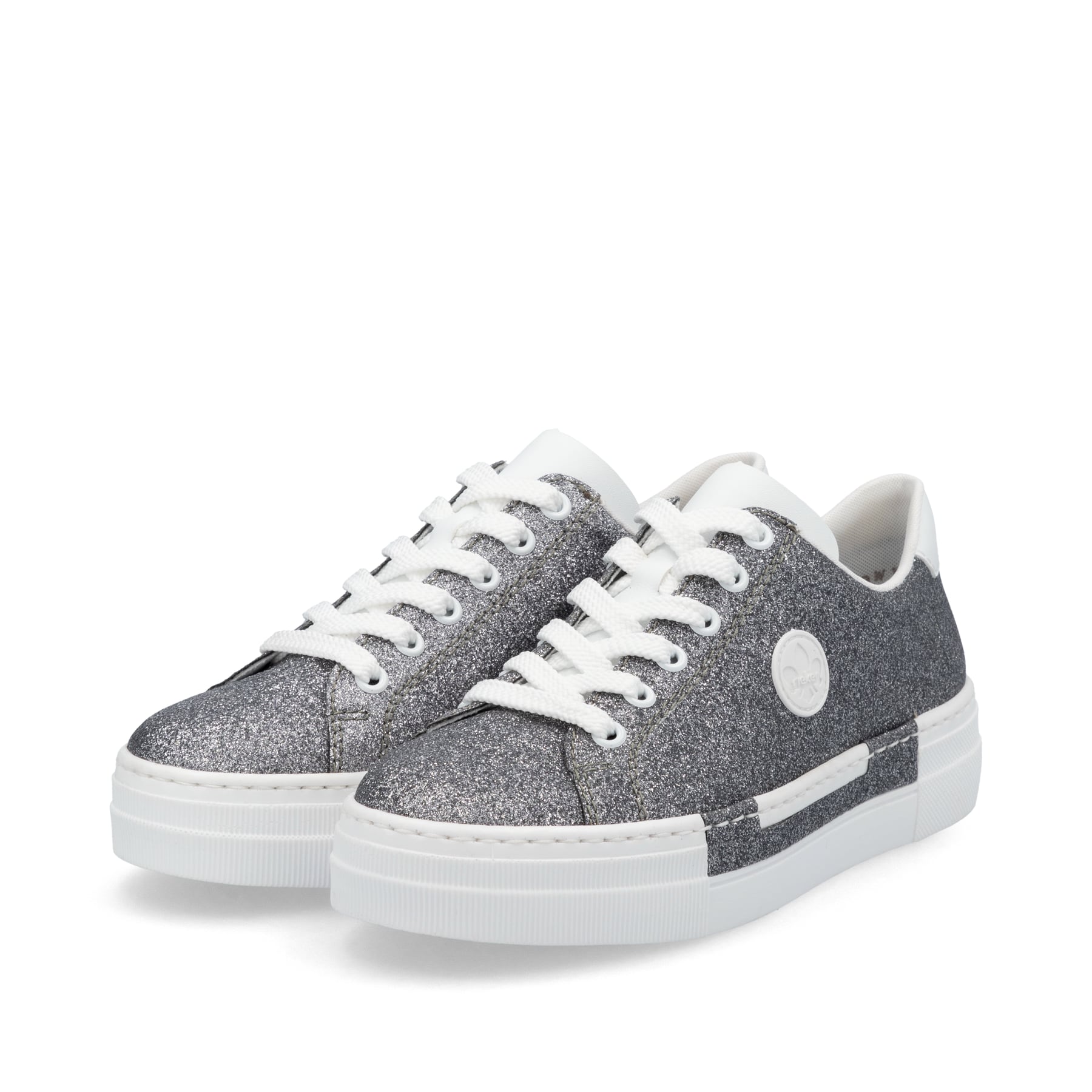 Baskets basses Rieker argent pour femme N49W1-91 avec lacets. Chaussures inclinées sur le côté.