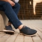 Blaue Rieker Herren Slipper B3357-14 mit Ready2GO Slip-in Feature sowie Gummizug. Schuh am Model.