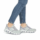 Grüne vegane Rieker Damen Slipper N5258-52 mit Gummizug sowie Komfortweite G. Schuh am Fuß.