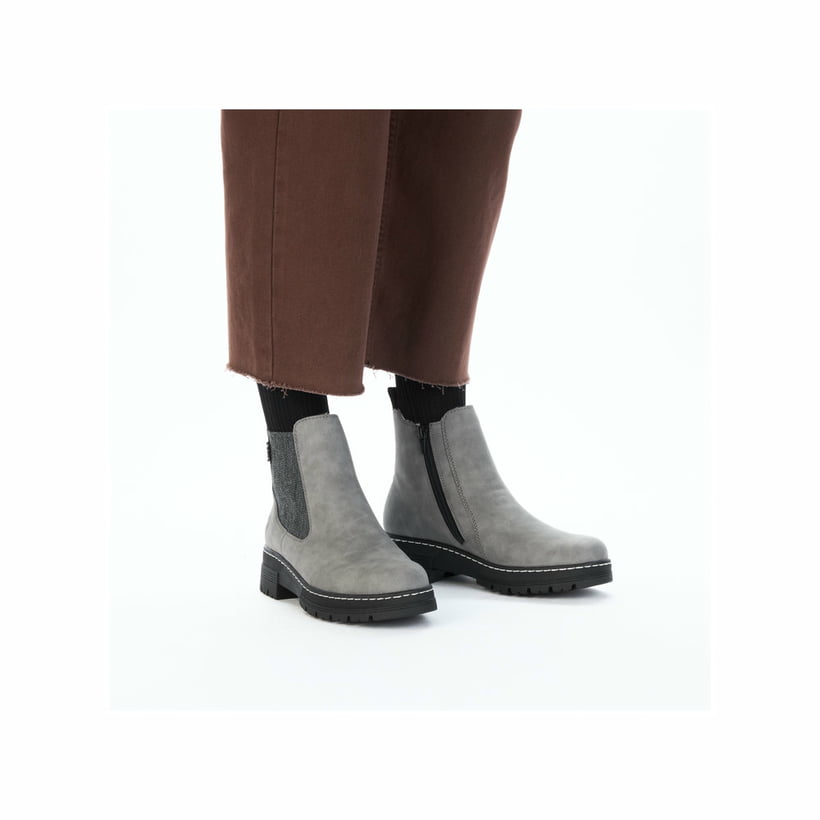Hellgraue Rieker Damen Chelsea Boots 73892-42 mit einem Reißverschluss. Schuh am Fuß.