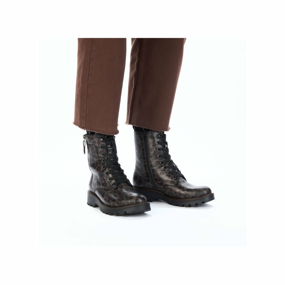 Graue vegane Rieker Damen Biker Boots 73210-42 mit Leo-Print. Schuh am Fuß.
