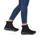 Schwarze Rieker Damen Kurzstiefel 42170-00 mit wasserabweisender TEX-Membran. Schuh am Fuß.