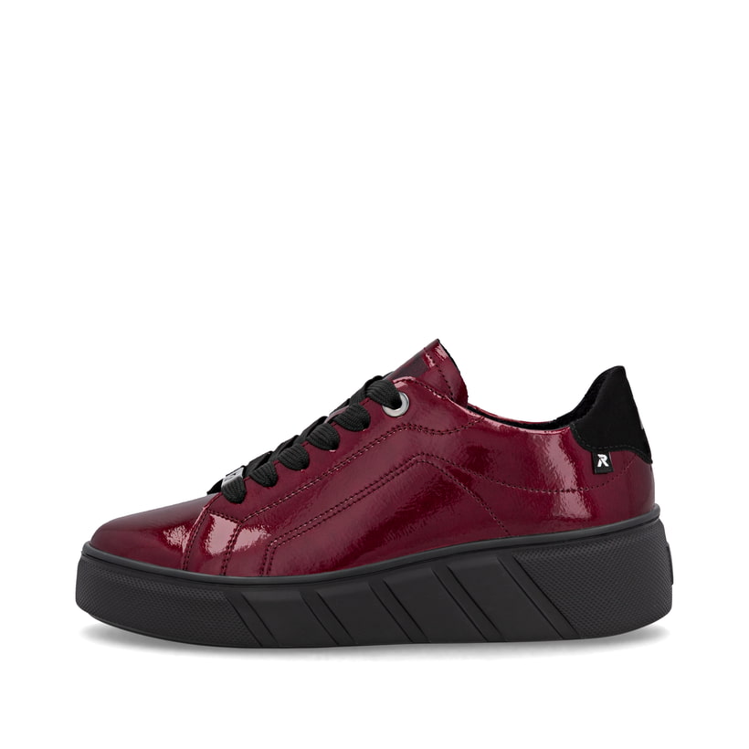 Baskets basses Rieker rouges femme W2601-35 en cuir verni avec lacets. Côté extérieur de la chaussure.