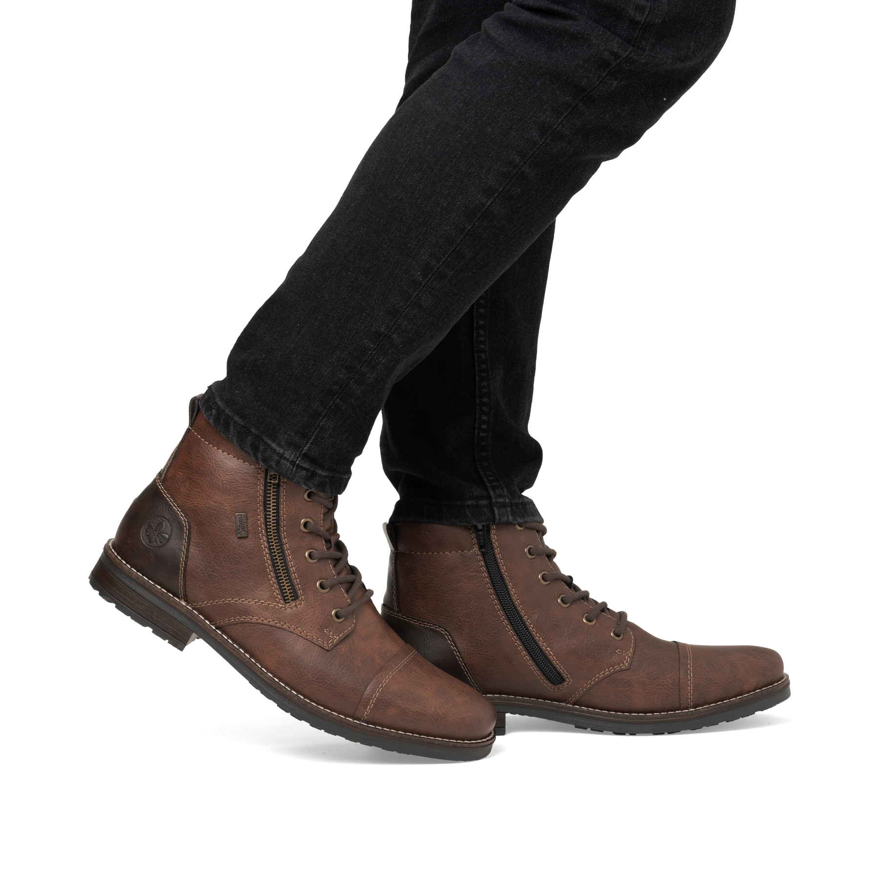 Schokobraune Rieker Herren Schnürstiefel 33200-27 mit Schnürung und Reißverschluss. Schuh am Fuß