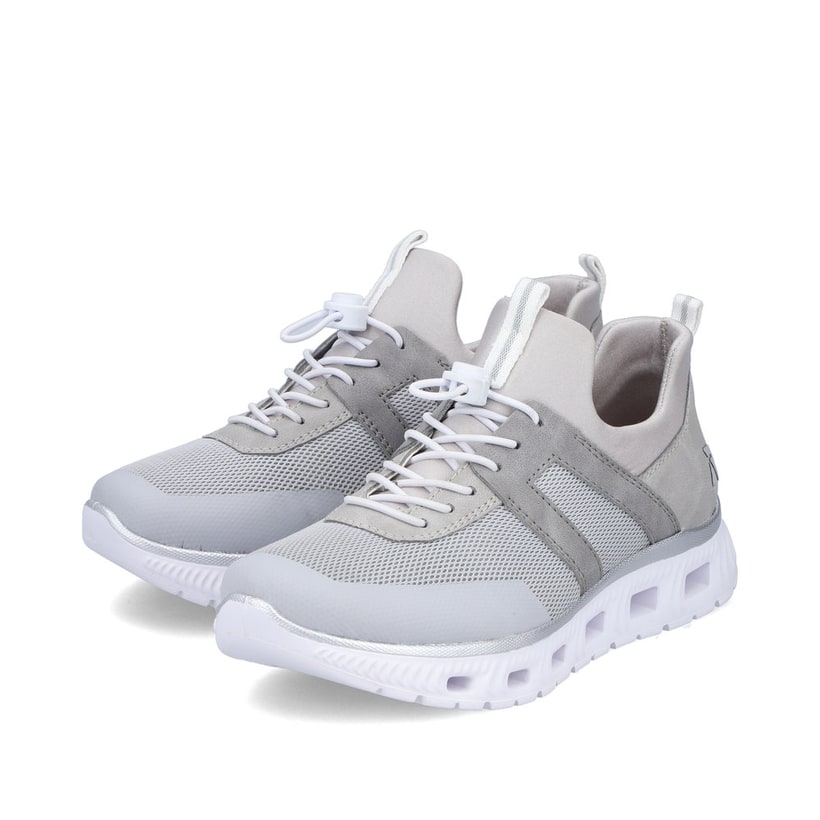 Graue Rieker Damen Sneaker Low M6061-40 mit einem Gummizug sowie Komfortweite G. Schuhpaar seitlich schräg.