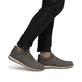 Graue Rieker Herren Slipper 04452-42 mit einem Gummizug sowie Komfortweite G 1/2. Schuh am Fuß.