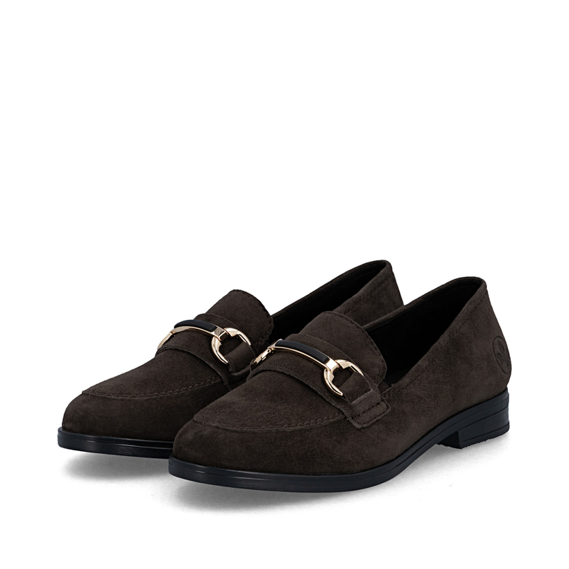 Dunkelbraune Rieker Damen Loafer 46262-25 aus Rauleder mit Schmuckelementen. Schuhpaar seitlich schräg.