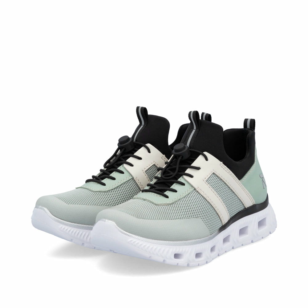 Grüne vegane Rieker Damen Sneaker Low M6061-52 mit Gummizug sowie Komfortweite G. Schuhpaar seitlich schräg.