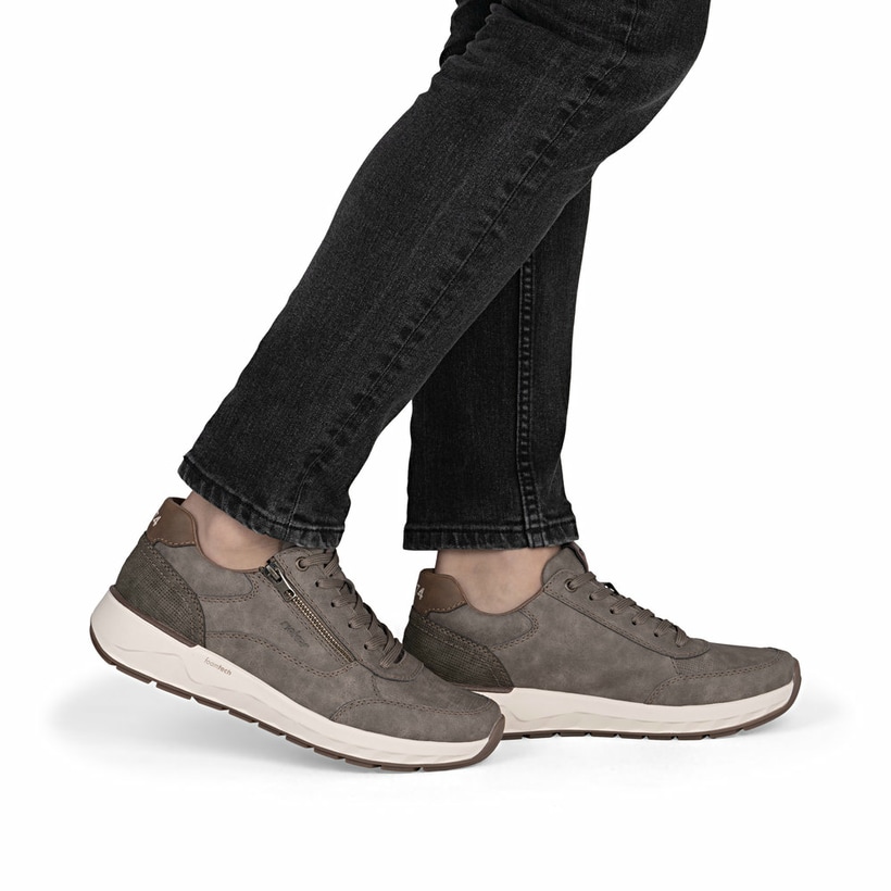 Beige Rieker Herren Sneaker Low 11504-64 mit Reißverschluss sowie Extraweite H. Schuh am Fuß.