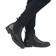 Stahlschwarze Rieker Herren Chelsea Boots 33180-00 mit einem Reißverschluss. Schuh am Fuß.