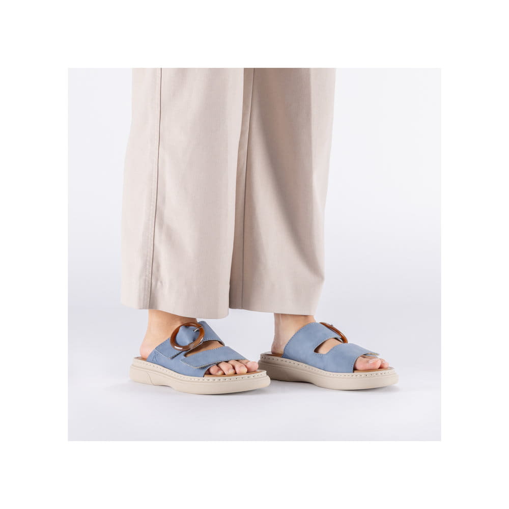 Mules Rieker bleues pour femme V3050-14 avec boucle tendance. Chaussure au pied.