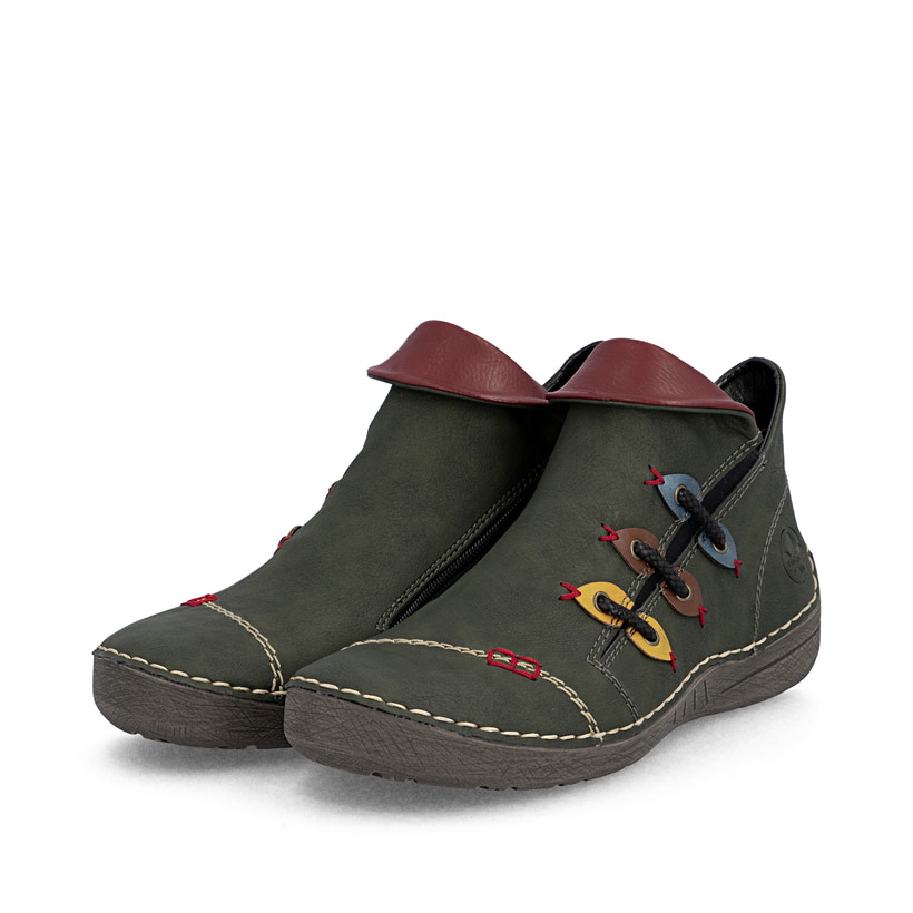 Grüne Rieker Damen Kurzstiefel 72581-54 mit bunten Details sowie Reißverschluss. Schuhpaar seitlich schräg.