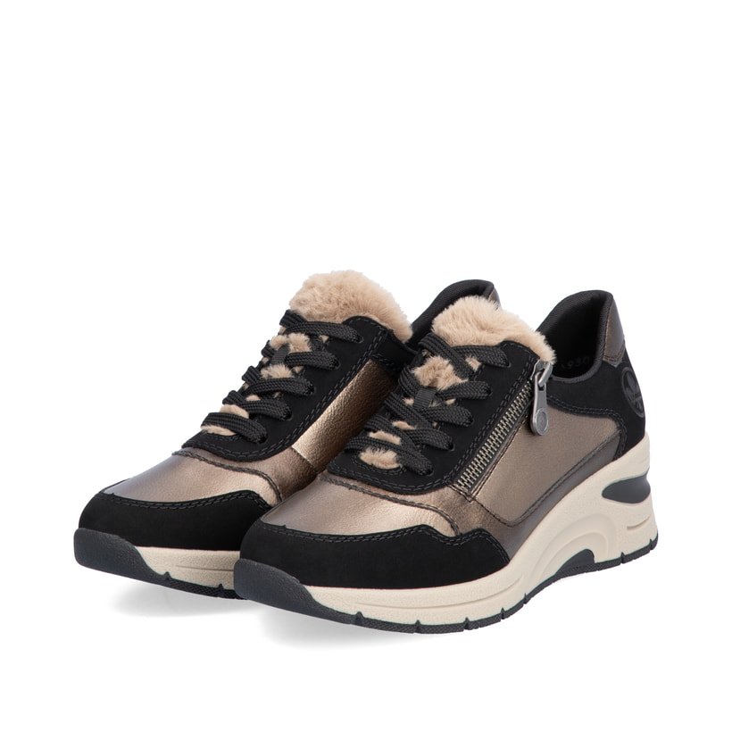 Beige Rieker Damen Sneaker Low N9301-90 mit Bronze-Finish sowie Reißverschluss. Schuhpaar seitlich schräg.