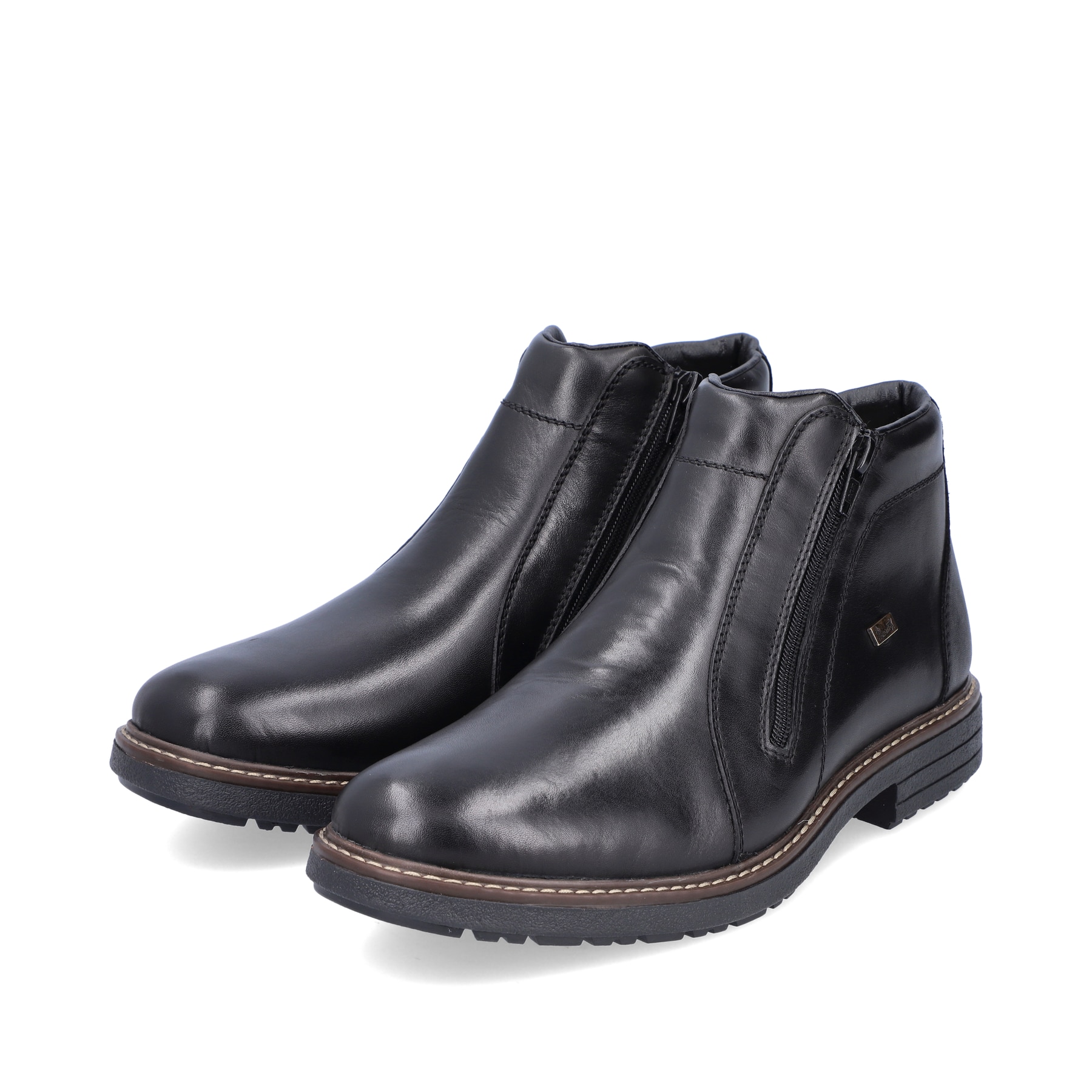 Schwarze Rieker Herren Kurzstiefel 33160-00 aus Glattleder. Schuhpaar seitlich schräg.