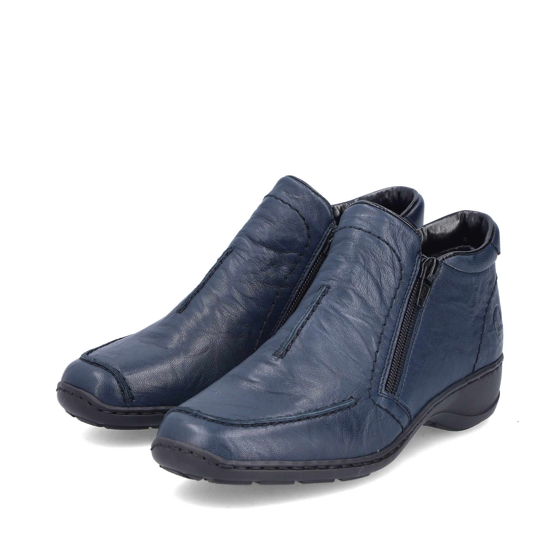 Blaue Rieker Damen Kurzstiefel 58386-14 aus Glattleder mit einem Reißverschluss. Schuhpaar seitlich schräg.