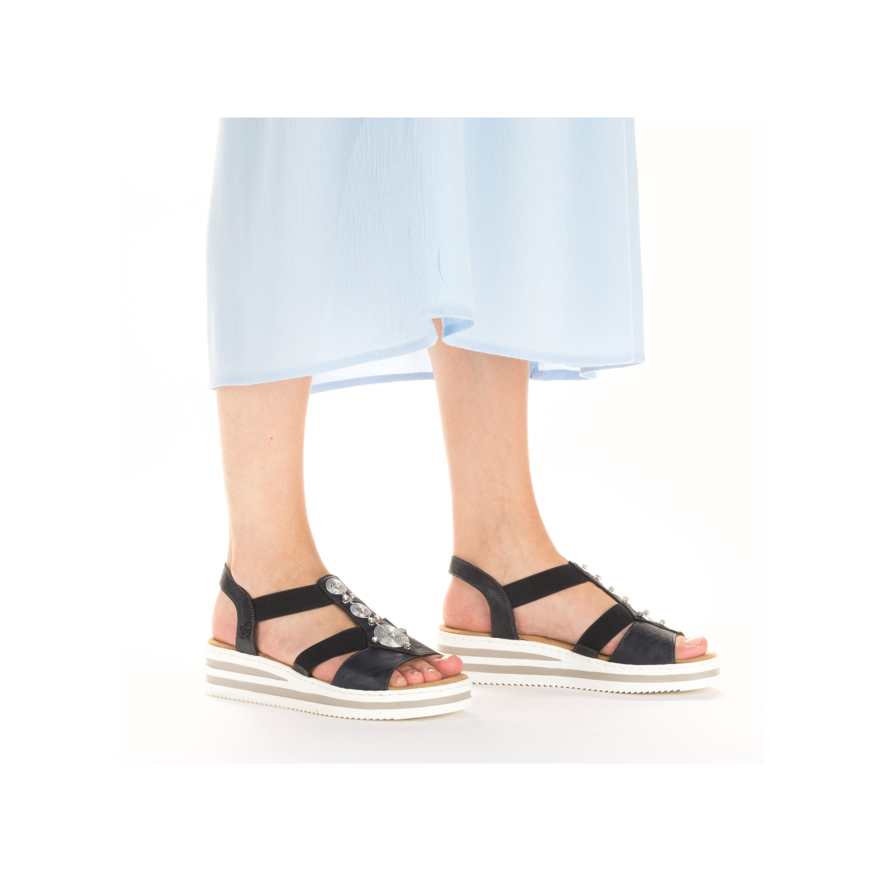 Blaue Rieker Keilsandaletten V0287-14 mit Schmuckelementen sowie einem Gummizug. Schuh am Fuß.