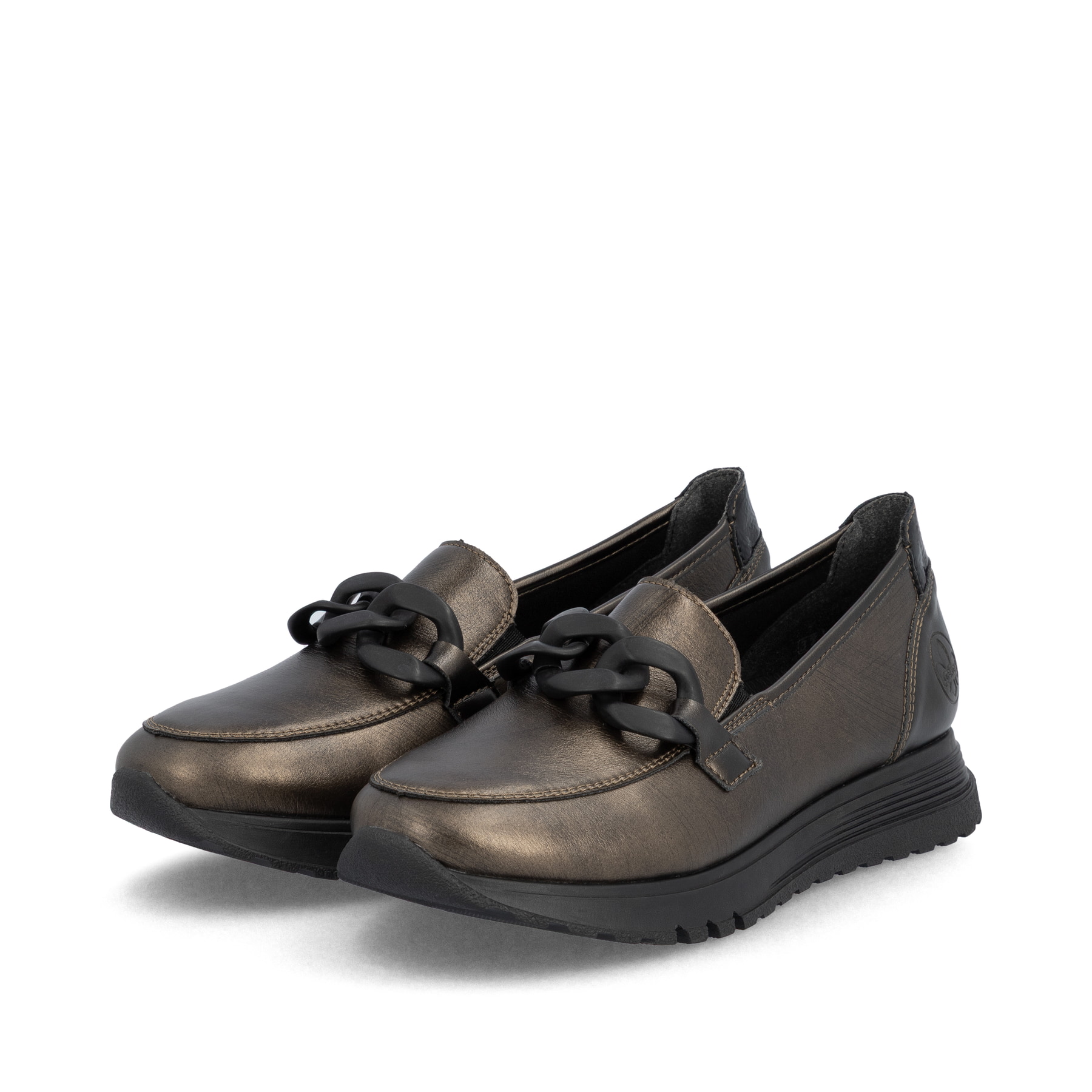 Braune Rieker Damen Loafer 49051-25 aus Glattleder mit Deko-Kette sowie Gummizug. Schuhpaar seitlich schräg.
