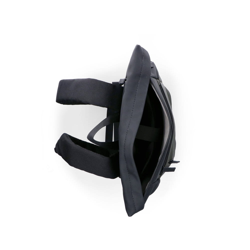 Sac à dos Rieker H5101-54 vert avec fermeture éclair, compartiment rembourré pour ordinateur portable et bretelles ajustable. Ouvert.