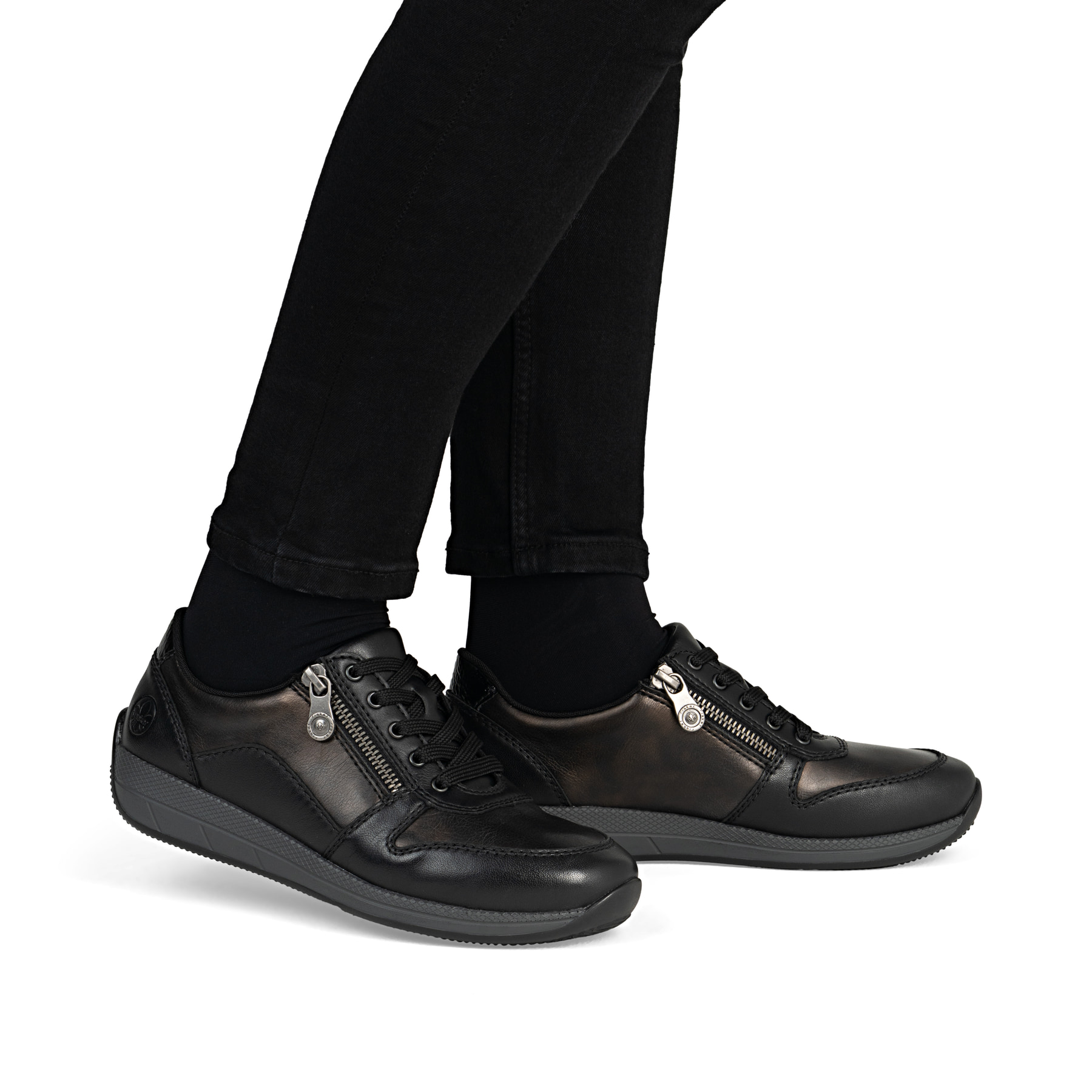 Baskets basses Rieker marron pour femme N1100-25 en cuir lisse. Chaussure au pied.