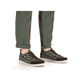 Grüne Rieker Herren Slipper 08665-54 mit Gummischnürung sowie Ziernähten. Schuh am Fuß.