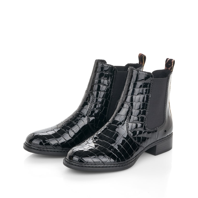 Urbanschwarze Rieker Damen Chelsea Boots 73494-00 mit Elastikeinsatz. Schuhpaar seitlich schräg.