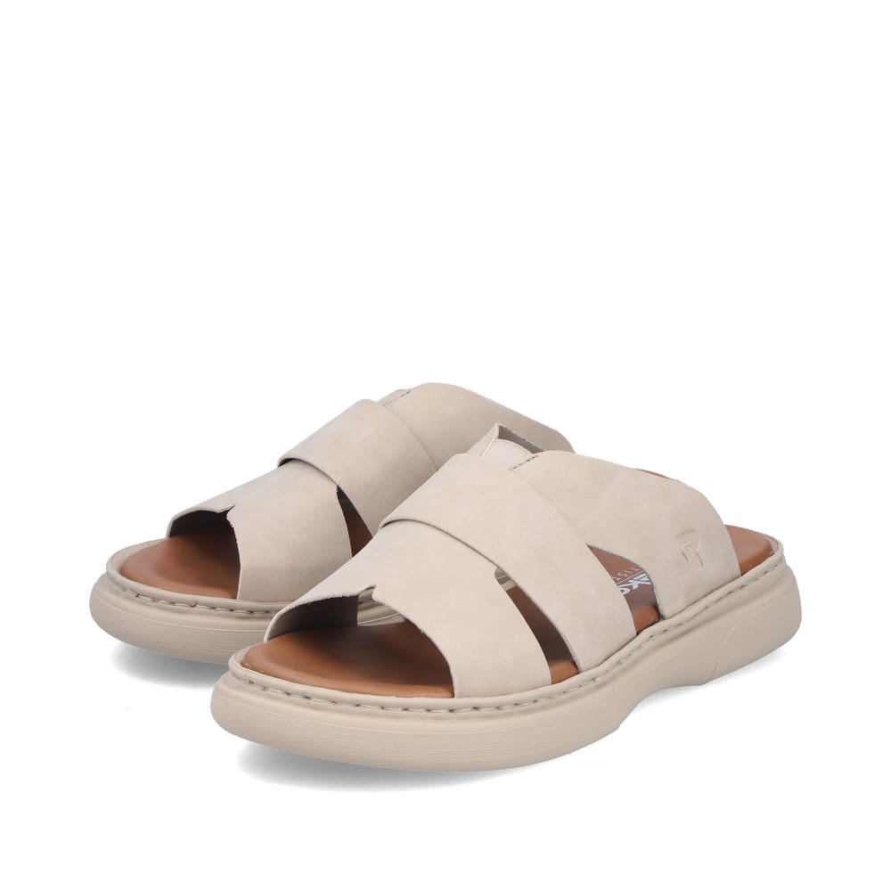 Beige Rieker Damen Pantoletten V3089-62 mit Gummizug sowie ultraleichter Sohle. Schuhpaar seitlich schräg.