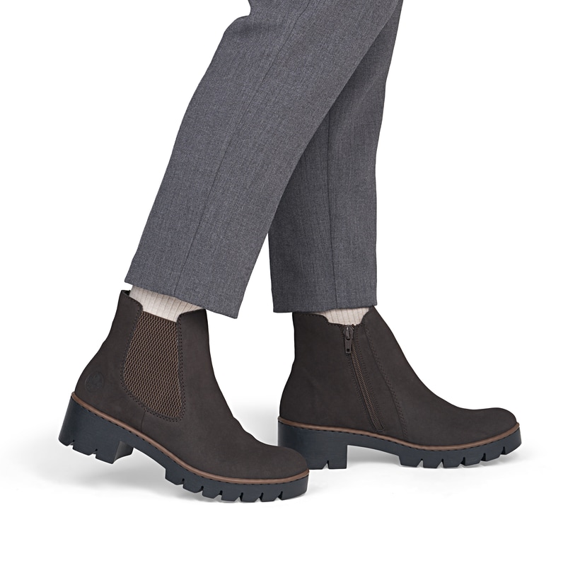 Dunkelbraune Rieker Damen Chelsea Boots X5772-25 mit einem Reißverschluss. Schuh am Fuß.