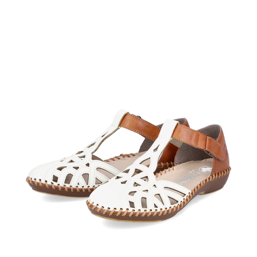 Weiße Rieker Damen Riemchensandalen M1678-80, Barfußschuhe mit Klettverschluss. Schuhpaar seitlich schräg.