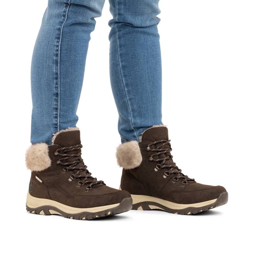 Dunkelbraun-beige Rieker Damen Schnürstiefel M9610-25 mit weichem Kragen. Schuh am Fuß.