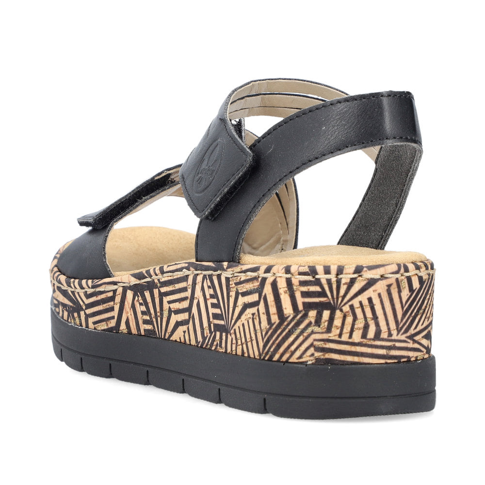 Schwarze Rieker Keilsandaletten V3964-02 mit stilvollem Muster. Schuh von hinten.