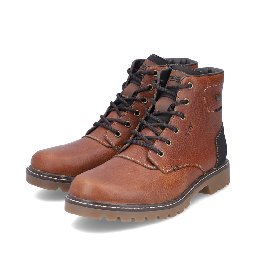Fuchsbraune Rieker Herren Schnürstiefel 39820-22 mit griffiger Fiber-Grip Sohle. Schuhpaar seitlich schräg.