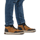 Goldgelb-braune Rieker Herren Sneaker High 36042-68 aus Rauleder. Schuh am Fuß.