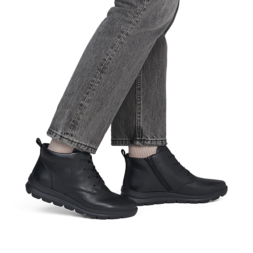 Schwarze Rieker Damen Schnürstiefel Z0022-01 aus Glattleder mit Reißverschluss. Schuh am Fuß.