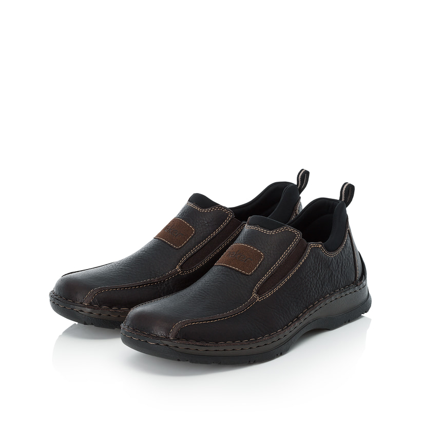 Dunkelbraune Rieker Herren Slipper 05363-25 aus Glattleder. Schuhpaar seitlich schräg.